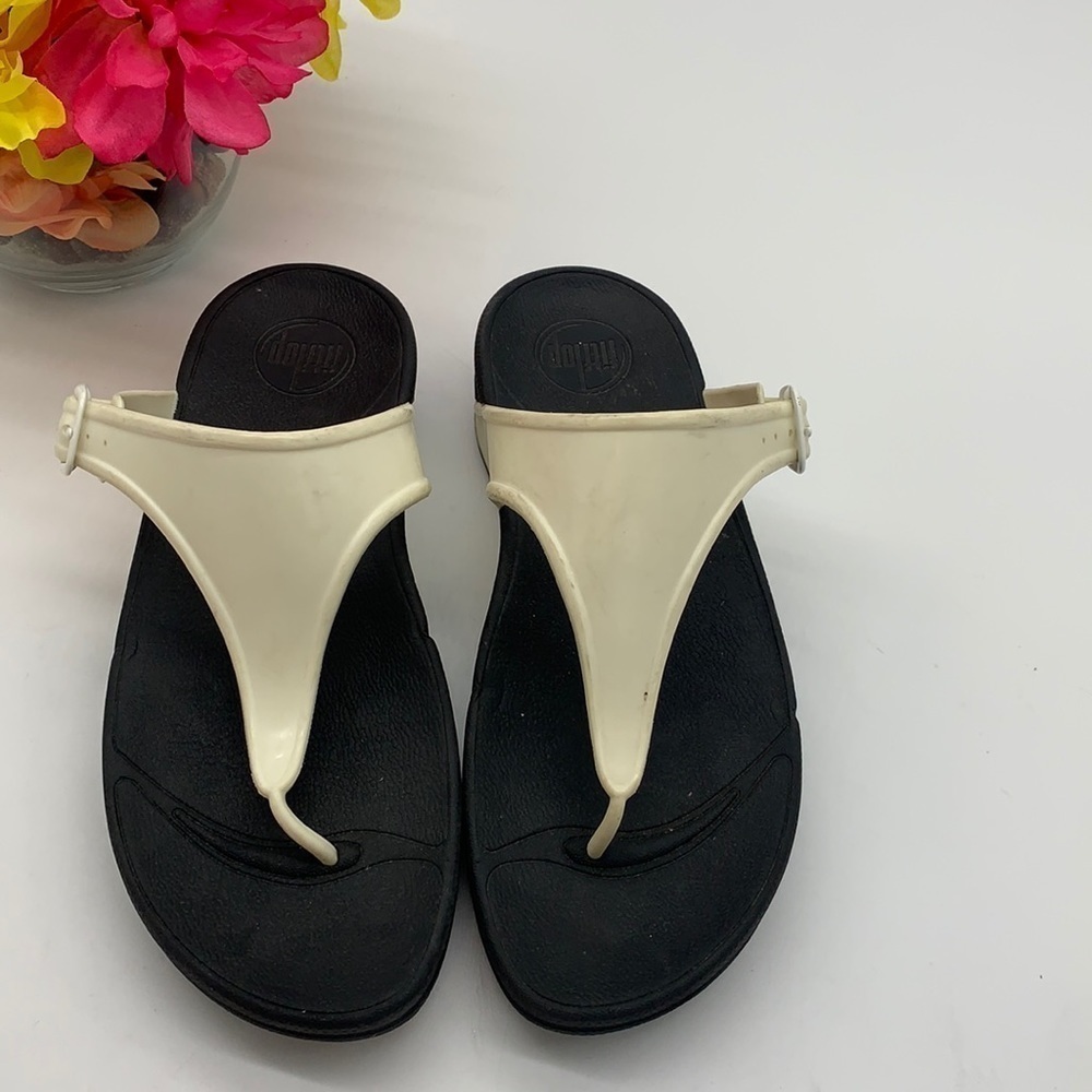 FitFlop off white rubber thong sandal Sz 7. FFL0621
